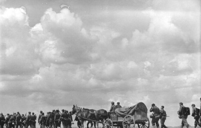 German infantry and a horse-drawn wagon on the Eastern Front